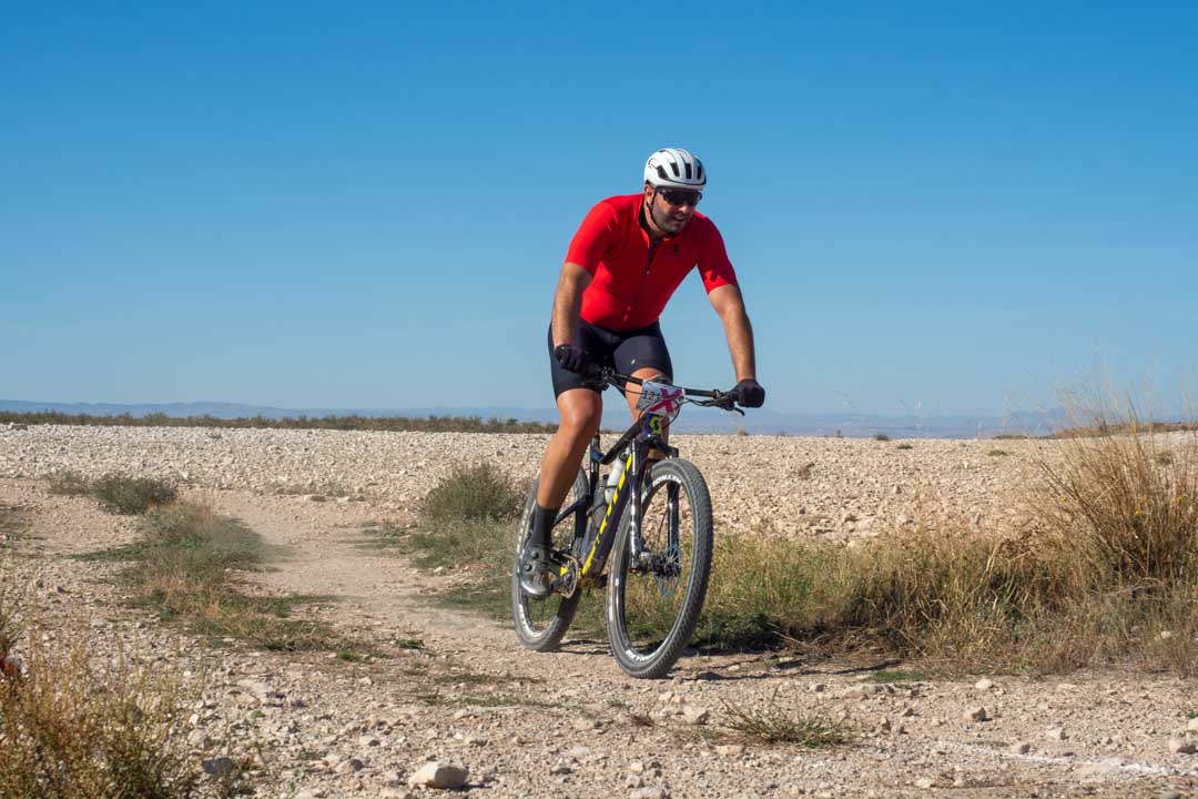 Ciclista BTT en Alforque (Ribera Baja del Ebro)